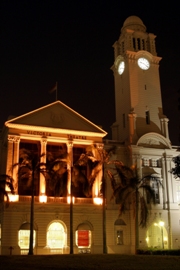 imagen edificio colonial mueseo nocturno